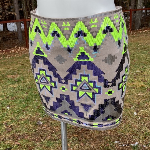 Express lined stretch neon yellow/color shift/black sequins on neutral skirt S - Picture 2 of 6